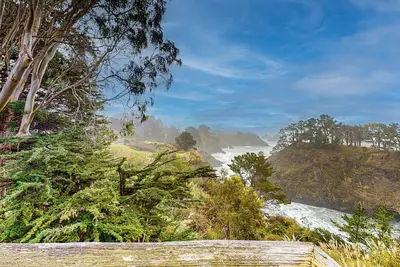 Image de Oceanfront Blufftop Home - Wide Deck & Water Views