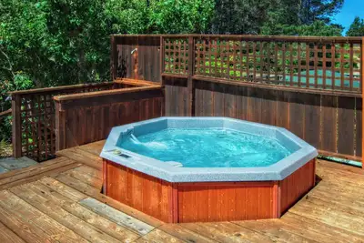 Image de Oceanview home - Hot tub & Steps to Russian Gulch