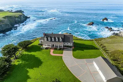 Image de Oceantfront Estate with Luxury Kitchen & Game Room