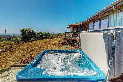 Image de Coastal Haven-Panoramic Ocean View, Hot Tub, Grill