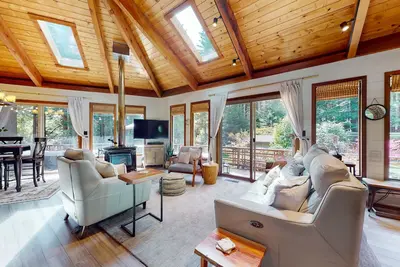 Image de Mendocino Cozy Cabin-Large Patio, Grill & Garden