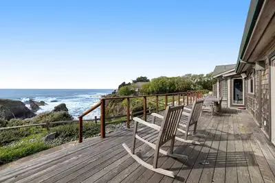 Image de Luxe Remodeled Oceanfront Home on the Bluff