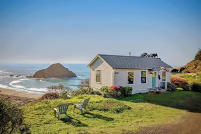 Image de Oceanfront Elk Home Steps to Beach & Pet-Friendly
