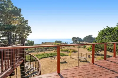 Image de Large Mendocino Oceanfront Home - Walk to Trails