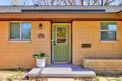 Image de Garage parking / Game room / Backyard