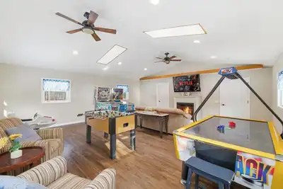 Image de New! Gameroom, Hot tub, Secluded, Firepit, Pets