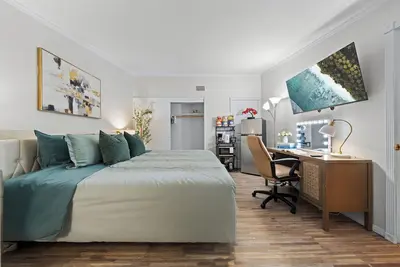 Image de Private Studio w King Bed, Bathroom, 1 Parking