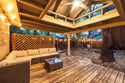 Image de Quiet, peacful, private 4-bedroom house with large backyard and patio space.