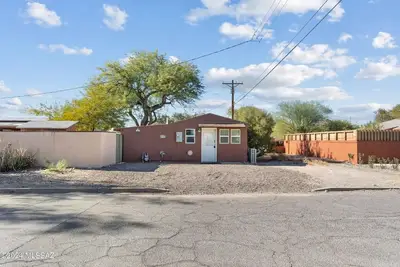 Image de Private 1-Br cottage w/Ac. 650 sq ft walled in backyard. Off street parking.