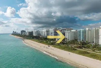 Image de 2br Chic Retreat| Balcony Views| Steps to Beach!