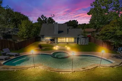 Image de Hot Tub Pool Lux Backyard Mountain Theme Large Living Room