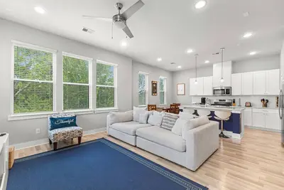 Image de Modern Luxury 3 Bed 3 bath Home with 2 Car Garage!