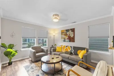 Image de Quaint Two-story home *  Minutes from downtown
