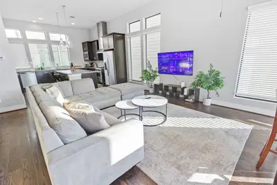 Image de 3br Home Near Downtown | Rooftop & Spa