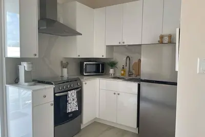 Image de Modern 1-bed studio in West Bay, with Ac and private patio, short walk to beach!