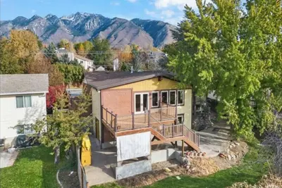 Mountain‑View Retreat w/ Deck, Game Room & Luxe Kitchen