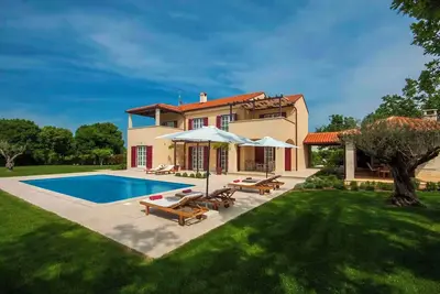 Image de Villa avec piscine et utilisation des terrains de sport