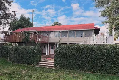 Image de Stay right on the water with this 2 bedroom 1. 5 bath charming stay!