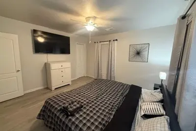 Image de Cozy 2-bedroom house in charming Groves with Ac