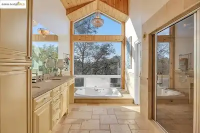 Image de Serene Mountain Estate Near Yosemite –Spacious, Game Room