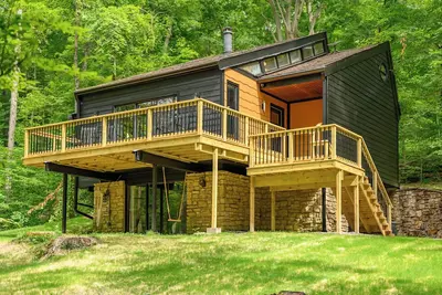 Image de Cozy Hollow Cabin - Pond, Hot Tub & Warm-Weather Game Garage Near Nashville