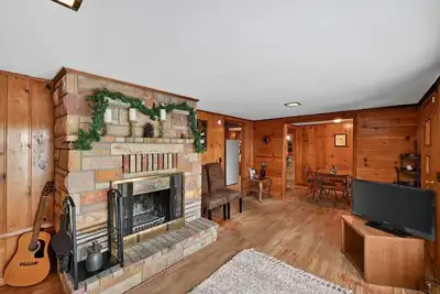 Image de Honeywood- Just listed! Pet-friendly, Holiday Lakefront Escape | Cozy, Peaceful & Festive