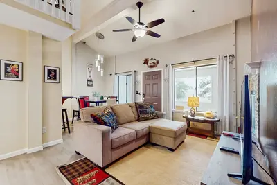 Image de Updated Condo with Lake Views, Heated Floors, Soaking Tub, Pool & Spa Access