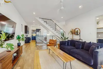 Image de Modern and cozy home with full kitchen, patio, situated between Galleria & Nrg