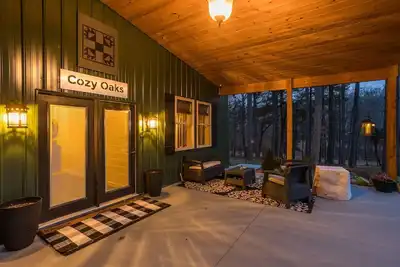 Image de Bring the Pups! Cozy Oaks Barndominium with Hot Tub & Fire Pit