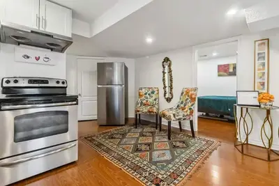 Image de 5 minutes from Ridgeway Plaza! Bright Basement retreat in Mississauga