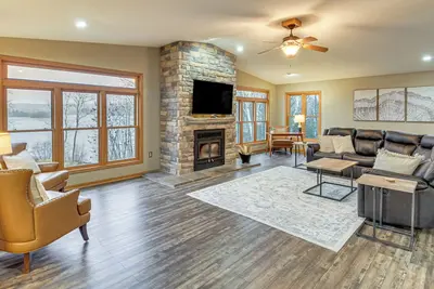 Image de Private Lakefront Home w/ Game Room in Aurora!