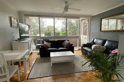 Image de Central Location to beach, shops, pool, quiet, sunny, car park, laundry.