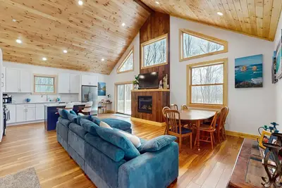 Image de Spacious house w/private hot tub, deck, patio, grill, mountain view