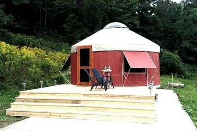 Image de Modern Countryside Yurt Rental in Waterville, Upstate New York
