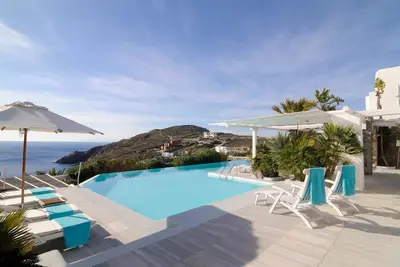 Image de Villa à Agios Ioannis avec 6 chambres à coucher, 16 couchages