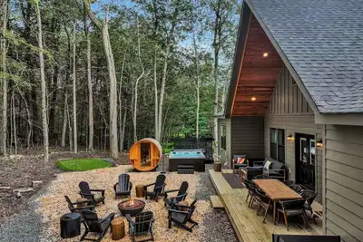 Image de Golf Sim, Game-Movie Room, Speakeasy Lounge, Hot tub, Sauna, Arcade Games!