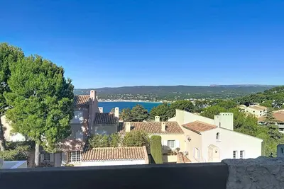 Image de Charmant T2 Duplex avec Climatisation et Terrasse Proche de la Mer