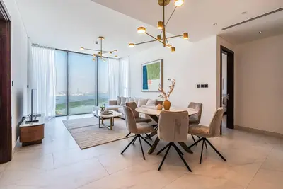 Image de Elegant 2-Bedroom Apartment with Stunning City and Water Views