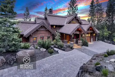 Image de Heritage Lodge | 6, 500sqft | 5 King Suites | Theater, Bar, Spa