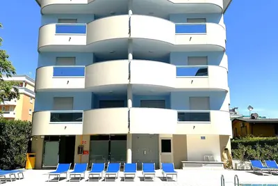 Image de Confort en bord de mer avec piscine et terrasse