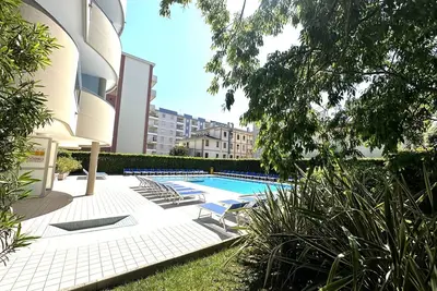 Image de Détendez-vous en tout confort, à proximité de la piscine et de la mer.