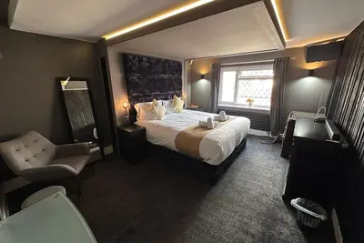 Image de Stylish 5-bedroom house in South Manchester featuring a Jacuzzi bath, steam shower, private garden, free parking, and fast WiFi. Perfect for groups, families, contractors, and business travellers, with quick access to Airport and transport links.