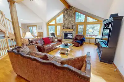 Image de Pet Friendly with Private Hot Tub, 2 Living Areas! Big Deck, Views! Garage