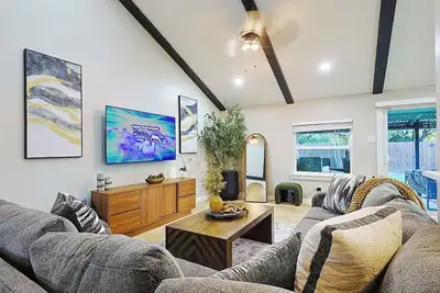 Tranquil Chic 3br Getaway | Sauna•Gym•HotTub•Game