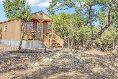 Image de Cozy Blanco Cabin | Hill Country Views, Fire Pit, Porch & Streamlined Comfort