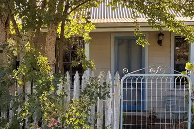 Image de 'Forget-Me-Not Garden Cottage. ' A classic miners' cottage, close to Daylesford.