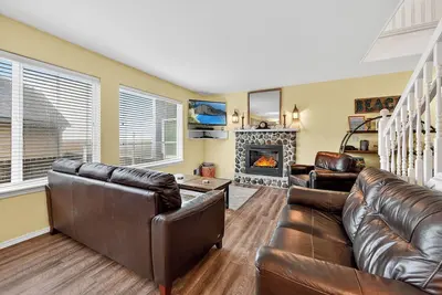 Image de Steps to the Beach and Prom; Beautiful Open 3-Bedroom Home