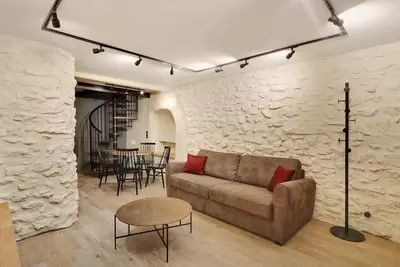 Image de Un Confortable 1-Ch/1SdB Duplex in Montmartre