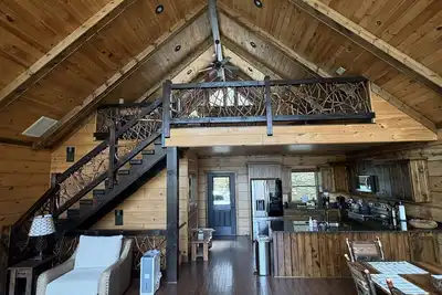 Image de Relaxing 3-Bedroom Cabin on Lake Nantahala – Lakefront Family Retreat