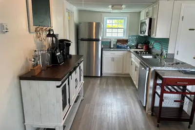 Image de Walk to beach - 1/2 mile. Cozy 2-bedroom cottage on quiet street,